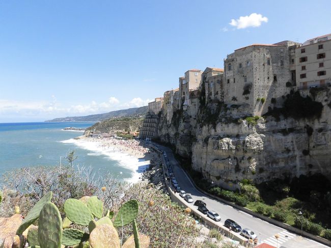 「二つの海の間」tra due mari とは、ティレニア海とイオニア海に挟まれたカラーブリア州（以下長音省略）を表現する枕詞のようなもので、イタリアではよく知られています。カルミネ・アバーテの小説の題名にもなっています。これとギッシングの「南イタリア周遊記」とを掛け合わせました。<br />イタリアとは付き合いが長いので、今更旅行記なんて・・とも思うのですが、これまで避けていたなじみのない地方に行って来たので、旅行記を書くことにしました。写真がとても下手なので一部だけ公開します。見やすくするため実際の訪問順序と異なるところもあります。<br />表紙写真はトロペーアです。