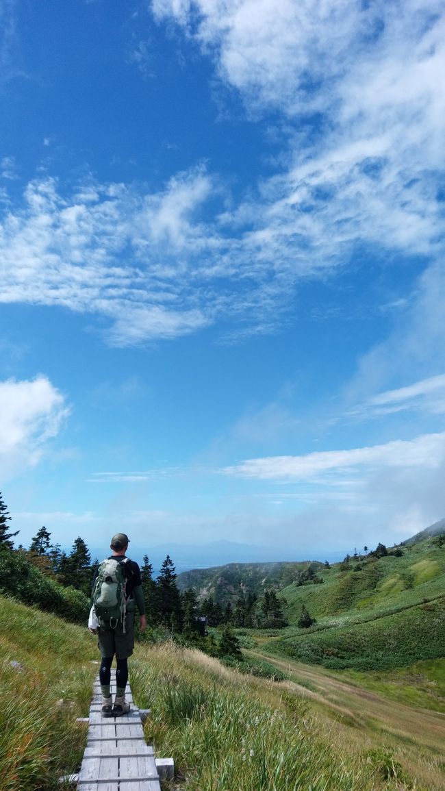 巻機山に桜坂駐車場(730m)から登って来ました(登山)<br /><br />台風と台風の谷間の日‥登りはガスで視界わるく<br />頂上から牛ヶ岳への稜線歩きでは、強風が吹き荒れてましたが下りの避難小屋へ近づくにつれガスが晴れ&#128064;巻機山の素晴らしい姿と周りの雄大な山々を望む事が出来ました。