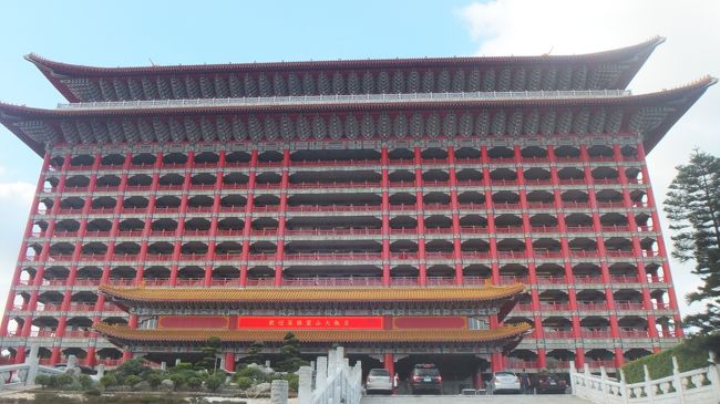 去年の夏、ＡＮＡのマイルを使って初めて台北を訪れました。いい所だなあ、なぜもっと早く行かなかったのだろうと思いました。<br /><br />今年、旅行社のHPを見ていたら、台北、台中、高雄とまわって、圓山大飯店に泊まれて55000円というツアーを見つけました。安い！<br />即、このツアーで台湾に行くことに決めました。