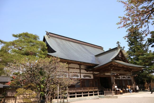 朝起きたら天気がよかったので、思い立って平泉へ行ってきました。<br />最近平安時代にどっぷりつかっているので、平安時代末期に約１００年に渡り栄華を極めた奥州藤原氏に縁の地を見に行こうと。<br />そして平泉と言えば源義経。<br />吉野の吉水神社で思いがけず（←というかわたしが知らなかっただけだと思うけれど）義経の名前が出てきたというのもあって。<br /><br />県北の小学校では小学校の修学旅行で平泉に行きます。<br />ちなみにわたしの小学校は平泉＆仙台、松島でした。<br />中尊寺の月見坂をみんなで走って登った記憶が。<br />若いって素晴らしい。<br /><br />その後２０代前半の頃に行ったので、今回の訪問はそれ以来。<br />世界遺産になってからは初です。<br /><br />やっぱりある程度年齢を重ねてから行くと本当に楽しめますね。<br />２０代の頃なんて良さがわからなかったもん。汗<br /><br />往路普通列車、帰りは北上から新幹線。<br />帰りの乗換時間も入れると、所要１０分くらいしか変わりませんでした・・・。