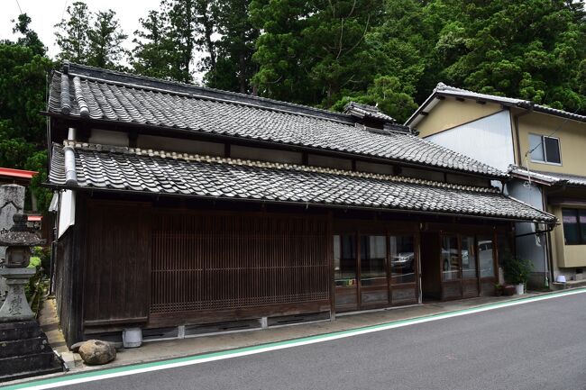 奈良県吉野郡東吉野村鷲家（わしか）は、和歌山と松阪を結ぶ和歌山街道（伊勢南街道）と、宇陀から東熊野街道へ通じる道が交差する交通の要衝に位置する町で、和歌山街道が和歌山藩主の参勤交代路として使われたことから、本陣や脇本陣をはじめ旅籠屋が並ぶ小さな宿場町が整備され、伊勢詣での旅人や行商人の往来で賑わいました。<br /><br />和歌山街道と東熊野街道へ通じる道が交わる三叉路には、文政１１年（１８２８年）に建てられた道標が残っており、南面に刻まれている『右いせ　江戸　左はせ　大坂　道』の文字から、江戸を指す道標としては最西端に位置するものだと言われています。<br /><br />東吉野村小川を含む鷲家一帯は、幕末の動乱期に、土佐脱藩の吉村虎太郎、刈谷脱藩の松本奎堂、備前脱藩の藤本鉄石らが結成した尊王攘夷の急進派、「天誅組」の終焉の地としても知られています。<br /><br />黒船来航などによる幕末の動乱期、徐々に権威を失いつつあった江戸幕府に対抗して、京都の公卿や長州藩を中心に朝廷を推し立てる尊王攘夷派が起こり、孝明天皇の勅命をもって幕府に攘夷を迫るとともに、賀茂神社と石清水八幡宮へ二度の行幸を行い、朝廷の権威を世に示します。<br /><br />これら尊皇攘夷派の動きに賛同する吉村虎太郎、松本奎堂、藤本鉄石ら「天誅組」は、文久３年（１８６３年）８月、大和国（春日大社）への三度目の行幸の詔が発せられると、天皇の甥である公卿中山忠光とともに行幸に先んじて大和の五條で挙兵し、天皇政治による新しい統一国家の建設を目指して五條代官所を襲い、江戸幕府倒幕の第一声をあげます。<br /><br />しかし、倒幕につながる動きに反発していた薩摩藩と会津藩は、これを阻止するため朝廷内で政変を起こし、尊皇攘夷派の公卿と長州藩らを京都から追放して孝明天皇の行幸中止を断行します。<br /><br />孝明天皇の行幸を待っていた「天誅組」に届いたのは行幸中止の知らせで、大義名分を失った「天誅組」は一日にして逆賊と化し、朝廷や幕府から討伐の命が下されました。<br /><br />徹底抗戦の道を選んだ「天誅組」は各地で戦いを繰り広げながらも、総攻撃をかけられて十津川から大峰山系を越えて下北山村へと敗走を続け、川上村を経て小川まで逃げ延びてきたものの、陣をしいて待ち構えていた幕府軍に斬り込んだ決死隊を皮切りに、９月２７日に吉村虎太郎が討たれたのを最期に天誅組は遂に壊滅させられてしまいました。<br /><br />同じ幕末の動乱期に活躍した坂本龍馬や新撰組のような華やかさはないにしても、一切の私欲を捨て、己の信念に従って散っていった「天誅組」の行動こそが、やがて訪れる明治維新の導火線になったことは疑う余地はありません。