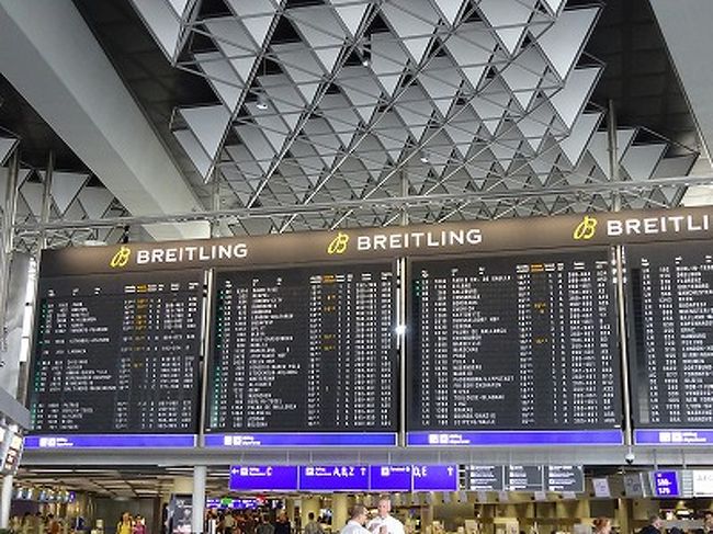 お盆真っ盛りに特典航空券で予約に初チャレンジしたら予約できたので行ってきました。<br /><br />・目的<br />Fate聖地巡礼とライン川クルーズ<br /><br />・期間<br />2018年8月11日(土)～2018年8月18日(土)<br /><br />・使用航空会社<br />行きと欧州内移動→ブリティッシュエアウェイズ<br />帰り→ＪＡＬ<br /><br />・人数<br />３人（大人２人、高校生１人）<br /><br />・通信環境<br />モバイルWi-fiを２台持参<br />SIMは４枚用意<br />・Vodafone.NL×2枚<br />・Vodafone.IE×1枚<br />・Three×1枚(360日有効を引き続き)<br />と、電話用にLINEoutを用意。<br /><br />あれこれ編集してたら全７部になったので順次書いていきます。<br /><br />その７：（最後）帰国でついついRIMOWAのルフトハンザモデルゲット