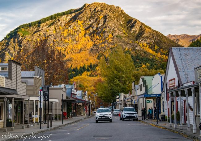 　いよいよ旅の最終日、午後の便でQueenstown空港からAuckland経由で日本に戻る日がやって来た。午前中は、Queenstownから北東21kmにある、かつて金採掘で栄えた街、Arroｗtownへ。黄葉真っ盛りでArrowtown Autumn Festival が開催されていた。今回の旅では、各地で黄葉を見てきたが、Arrowtownの黄葉が最も鮮やかで見事だった。その黄金色の黄葉は、かつて、ここで採れた金の輝きにも劣らない。<br />　今回の3週間のドライブ旅行ではここまで大きなトラブルはなく、ほぼ計画通りの旅だったが、最後になって予定が変更となる事態発生。Te Anau滞在中に、Air New Zealandから電話があり、「予約してあるAuckland発のフライトが18時間遅れになる。日本帰国が遅れると不都合であればQueenstown出発を一日早めてほしい、もしくは予定どおりQueenstownを発つのであれば、Aucklandでもう一泊することになる。ホテルは航空会社が手配する。手配したホテルの情報は後でメールする」ということだった。すでにリタイアして自由人の身分、仕事などの予定があるわけではないので、帰国を一日延ばすこととなった。