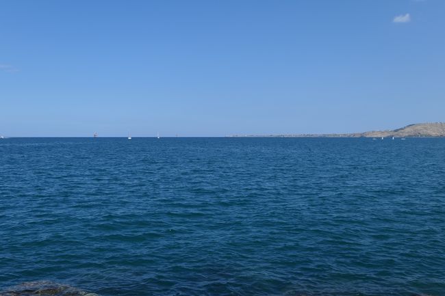 6月12日-7月9日の25泊27日、南イタリアへ行きました♪<br />観光・グルメ・海水浴をたっぷりと楽しんできました♪<br /><br />☆Vol.181：第6日目（6月18日）クロトーネ（クロトーネ県）♪<br />クロトーネのビーチは赤みの帯びたベージュ色の砂浜。<br />海は驚くほどの透明度が高く、<br />沖合の海底にまでよく見える。<br />しかも魚影がたくさん。<br />ビーチのベンチに座って海を眺めながらまったりとくつろぐ。<br />そしてアントニオ・グランシ広場に歩き、<br />沖合へのびる埠頭へ。<br />埠頭の先端部にまで歩くとエメラルドグリーンのイオニア海が広がる。<br />夏のクロトーネは美しい。<br />南へ目を向けると先ほど行ったカポコロンナ岬がみえる。<br />岬の上に灯台がみえる。<br />こんなにも近いのかと驚く。<br />ゆったりと眺めて♪<br />