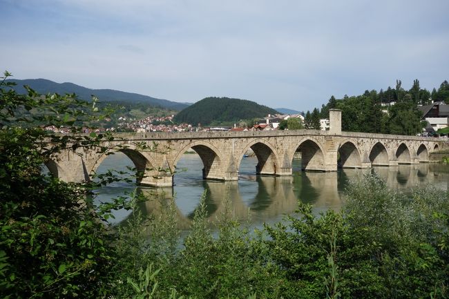 悠然と流れるドリナ川に架かる「ソコルル･メフメト･パシャ橋」。その姿は実に美しく、一級の芸術品の風格があった。<br />そして、「アンドリッチグラード」。大河小説「ドリナの橋」を著したイヴォ・アンドリッチを称える複合施設だ。かのエミール・クストリッツァ監督がプロデュースしただけに、彼の映画が好きな私たちとしては、かけがえのないヴィシェグラード滞在になった。<br /><br />6/3出発→6/4アテネ→6/5.6メテオラ→6/7.8アルバニア／ジロカストラ（＋ブルーアイ）→6/9.10ベラト→6/11クルヤ→6/12シュコダル→6/13バルボナ→6/14セス→6/15シュコダル→6/16.17モンテネグロ／コトル→6/18ボスニア・ヘルツェゴビナ／モスタル→6/19.20サラエボ→★6/21ヴィシェグラード→6/22.23セルビア／モクラ・ゴラ→6/24ニシュ→6/25.26.27.28.29.30ブルガリア／ソフィア（＋リラの僧院＋コプリフシティツァ＋３夜ソフィア国立オペラ座『プッチーニ・オペラ「トゥーランドット」』『モダンバレエ「その男ゾルバ」』『古典バレエ「ジゼル」』）→7/1アテネ→7/3帰国<br />