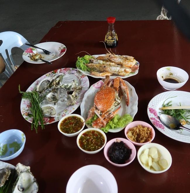 ☆ プラチュワップキーリーカン出迎えは猫<br />☆ 遅い夕食<br />☆ 疲れていても早起き<br />☆ 市場散策でマングローブ蟹を買う<br />☆ 毎回だがミヤンマーとの国境の店を見て回る<br />☆ 楽しみにしていた富士山食堂でカツ丼<br />☆ 二日目は新館に泊まってみた<br />☆ 夕食は昨日と同じ店で