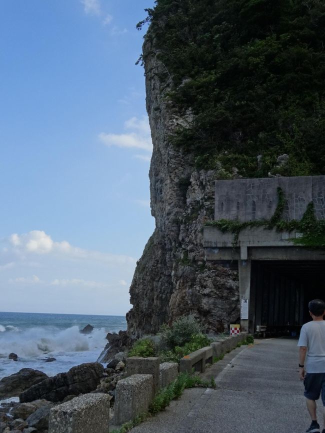 曽々木海岸に迫る岩倉山。<br /> 「能登の親不知」と呼ばれる難所。<br /> その断崖を貫く、壊れかけたトンネルを探検する。