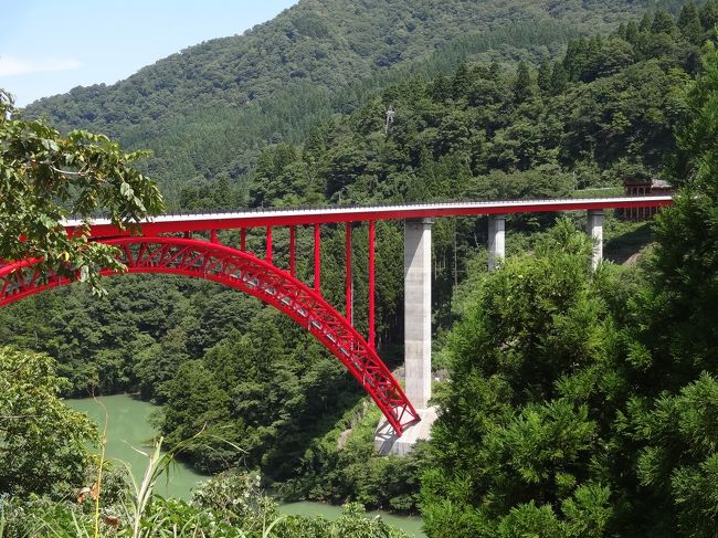 国道156号線を白川郷へと走る。<br /> 「高岡も砺波も、この辺りは富山県なんだ・・」<br /> 初めて知ることばかり。<br /> 砺波を「となみ」と読むことも知らなかった私たち。<br /> 旅は生きた学習の場となっている。<br /> <br />