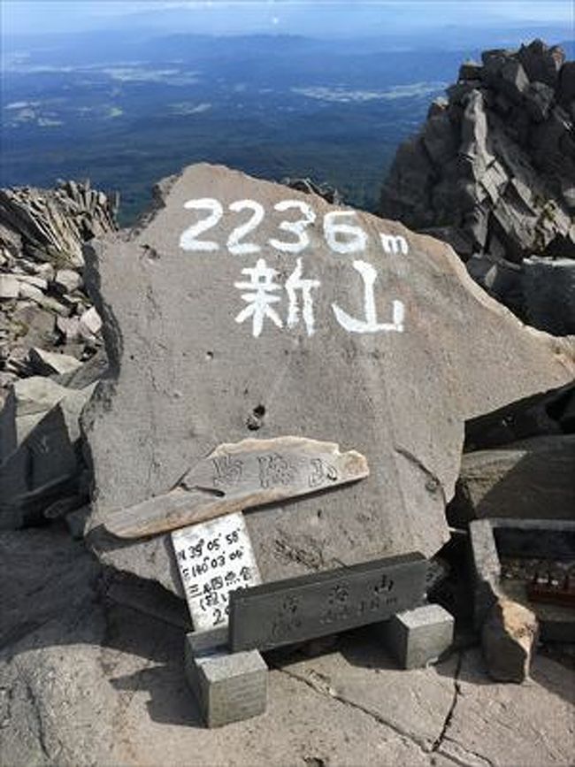 鳥海山（ちょうかいさん、ちょうかいざん）は、山形県と秋田県に跨がる標高2,236mの活火山との事。山頂に雪が積もった姿が富士山にそっくりなため、出羽富士（でわふじ）とも呼ばれ親しまれているそうです。<br /><br /><br />2018年08月　52座目となる朝日岳（あさひだけ、1,870m）を登りました。<br />http://4travel.jp/travelogue/11399438/<br /><br />2018年07月　51座目となる羊蹄山（ようていざん、1,898m）<br />http://4travel.jp/travelogue/11379121/<br /><br />2018年07月　50座目となる、幌尻岳（ぽろじりだけ、2,052m）<br />http://4travel.jp/travelogue/11360966/<br /><br />2018年05月　49座目となる、天城山（あまぎさん、1,406m）<br />http://4travel.jp/travelogue/11360996<br /><br />2018年03月　48座目となる、霧島連峰の白鳥山（しらとりやま、1,363m）<br />http://4travel.jp/travelogue/11343361<br /><br />2018年03月　47座目となる、開聞岳（かいもんだけ、標高924m）<br />http://4travel.jp/travelogue/11342959<br /><br />2018年03月　46座目となる、宮之浦岳（みやのうらだけ、標高1,936m）<br />http://4travel.jp/travelogue/11342938<br /><br />2017年11月　45座目となる、両神山（りょうかみやま、標高1,723m）<br />http://4travel.jp/travelogue/11305843<br /><br />2017年10月　44座目となる、木曽駒ヶ岳（きそこまがたけ、標高2,956m）<br />http://4travel.jp/travelogue/11291918<br /><br />2017年10月　43座目となる、空木岳（うつぎだけ、標高2,864m）<br />http://4travel.jp/travelogue/11291415<br /><br />2017年09月　42座目となる、御嶽山（おんたけさん、標高3,067m）<br />http://4travel.jp/travelogue/11288210/<br /><br />2017年09月　41座目となる、苗場山（なえばさん、標高2,145m）<br />http://4travel.jp/travelogue/11283460/<br /><br />2017年09月　40座目となる、笠ヶ岳（かさがたけ、標高2,898m）<br />http://4travel.jp/travelogue/11282825<br /><br />2017年09月　39座目となる、常念岳（じょうねんだけ、標高2,857m）<br />http://4travel.jp/travelogue/11280703<br /><br />2017年09月　38座目となる、鹿島槍ヶ岳（かしまやりがたけ、標高2,889m）<br />http://4travel.jp/travelogue/11277920<br /><br />2017年08月　37座目となる、旭岳（あさひだけ、標高2,291m）<br />http://4travel.jp/travelogue/11275828<br /><br />2017年08月　36座目となる、トムラウシ山（標高2,141m）<br />http://4travel.jp/travelogue/11275826<br /><br />2017年08月　35座目となる、十勝岳（とかちたけ、標高2,077m）<br />http://4travel.jp/travelogue/11274547<br /><br />2017年08月　34座目となる、奥穂高岳（やりがたけ、標高3,190m）<br />http://4travel.jp/travelogue/11270711<br /><br />2017年08月　33座目となる、槍ヶ岳（やりがたけ、標高3,180m）<br />http://4travel.jp/travelogue/11270481<br /><br />2017年07月　32座目となる、黒部五郎岳（くろべごろうだけ、標高2,840m）<br />http://4travel.jp/travelogue/11265789<br /><br />2017年07月　31座目となる、薬師岳（やくしだけ、標高2,926m）<br />http://4travel.jp/travelogue/11265788<br /><br />2017年07月　30座目となる、雲取山（くもとりやま、標高2,017m）<br />http://4travel.jp/travelogue/11265788<br /><br />2017年07月　28,29座目となる、大菩薩嶺（だいぼさつれい、標高2,057m）、金峰山（きんぷ<br /><br />さん、標高2,599ｍ）<br />http://4travel.jp/travelogue/11259193<br /><br />2017年07月　27座目となる、草津白根山（くさつしらねさん、標高2,150m）<br />http://4travel.jp/travelogue/11257318<br /><br />2017年06月　26座目となる、美ヶ原（うつくしがはら、標高2,034m）<br />http://4travel.jp/travelogue/11257316<br /><br />2017年06月　24,25座目となる、蓼科山（たてしなやま、標高2,531m）、霧ヶ峰（きりがみね<br /><br />、標高1,925m）<br />http://4travel.jp/travelogue/11257315<br /><br />2017年06月　23座目となる、筑波山（つくばさん、標高877m）<br />http://4travel.jp/travelogue/11253094<br /><br />2016年10月　22座目は、恵那山（えなさん、標高2,191m）<br />http://4travel.jp/travelogue/11183220<br /><br />2016年10月　21座目は、甲斐駒ヶ岳（かいこまがたけ、標高2,967m）<br />http://4travel.jp/travelogue/11182789<br /><br />2016年10月　20座目は、仙丈ヶ岳（せんじょうがたけ、標高3,033）<br />http://4travel.jp/travelogue/11178121<br /><br />2016年10月　19座目は、雨飾山（あまかざりやま、標高1,963.2m）<br />http://4travel.jp/travelogue/11178121<br /><br />2016年9月　17,18座目は、鷲羽岳（わしばだけ）,水晶岳（すいしょうだけ）<br />http://4travel.jp/travelogue/11171410<br /><br />2016年9月　16座目は、四阿山（あずまやさん、標高2,354m）<br />http://4travel.jp/travelogue/11168287<br /><br />2016年9月　15座目は、火打山（ひうちやま、標高2,462m）<br />http://4travel.jp/travelogue/11165831<br /><br />2016年8月　14座目は、高妻山（たかつまやま、標高2,353m）<br />http://4travel.jp/travelogue/11161030<br /><br />2016年8月　13座目は、五竜岳（ごりゅうだけ、標高2,814m）<br />http://4travel.jp/travelogue/11159077<br /><br />2016年7月　12座目は、乗鞍岳（のりくらだけ、標高3,026m）<br />http://4travel.jp/travelogue/11154135<br /><br />2016年7月　11座目は、焼岳（やけだけ、標高2,455m）<br />http://4travel.jp/travelogue/11154013<br /><br />2016年6月　10座目は、妙高山（みょうこうさん、標高2,454m）<br />http://4travel.jp/travelogue/11143739<br /><br />2016年6月　9座目は、白馬岳（しろうまだけ、標高2,932m）<br />http://4travel.jp/travelogue/11143779<br /><br />2015年10月　8座目は、荒島岳（あらしまだけ、標高1,523m）<br />http://4travel.jp/travelogue/11070977<br /><br />2015年9月　7座目は、大峰山（おおみねさん、標高1,719m）<br />http://4travel.jp/travelogue/11055957<br /><br />2015年9月　6座目は、大台ヶ原山（おおだいがはらやま、標高1,695m）<br />http://4travel.jp/travelogue/11055439<br /><br />2015年5月　5座目は、伊吹山（いぶきやま、標高1,377m）<br />http://4travel.jp/travelogue/11014913<br /><br />2014年5月　4座目は、石鎚山（いしづちやま、標高1,982m）<br />http://4travel.jp/travelogue/10893518<br /><br />2013年9月　3座目は、剣山（つるぎさん、標高1,955m）<br />http://4travel.jp/travelogue/11056311<br /><br />2013年8月　2座目は、大山（だいせん、標高1,729m）<br />http://4travel.jp/travelogue/11056306<br /><br />2008年7月　1座目は、富士山（ふじさん、標高3,776m）<br />http://4travel.jp/travelogue/10263565