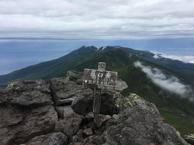 今回、北海道登山は、羅臼岳、斜里岳、雌阿寒岳の３座を登りました。<br /><br />先ずは、<br />羅臼岳（らうすだけ）は、北海道・知床半島にある火山群の主峰及び最高峰で標高1,661m。ヒグマに気を付けての登山となりました。<br /><br />