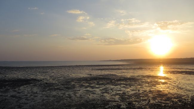 夏は海水浴やマリンスポーツでにぎわうリゾート地澎湖諸島へ冬に行ってきました。<br /><br />冬の澎湖は人も少なく、島全体がオフシーズンモードでした。<br /><br />宿泊した宿は長春大飯店というところ。いくつか宿を回りましたが開店休業中の様な感じでようやく一件見つけました。受付で宿泊を伝えるとオフシーズンだからと宿泊代を半額にしてくれました。<br />このホテルのもの凄い特徴は記事のラストで！<br /><br />タクシーやバイクを借りると一日あれば見て回れる広さの島。ここで２泊してしまった為、時間を有効活用すべくホテルに置いてあったマウンテンバイクを借り、島の最西端の漁翁島灯台まで行って戻ってくる事にしました。<br /><br />お借りしたマウンテンバイクはギアやチェーンは錆びており、タイヤも太い。ロードバイクなら大した距離ではないですが、このバイクで90kmは結構へこみました。<br />それと小さい島だと少しあなどってました。