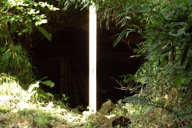 　八雲神社側から上ると祇園山ハイキングコースの終点は腹切やぐらに下りたところである。しかし、今回は腹切やぐらの周辺にはロープが張られ、「あぶないからはいってはいけません！」の看板がある。それでいて真新しい「腹切やぐら」石碑には「霊処浄域につき参拝以外立入禁止　宝戒寺」と刻んであるから、これまで通りに参拝するのなら入っても良いということのようだ。しかし、今回はやぐらまで行って参拝するのは止めにした。<br />　腹切やぐらのある場所は水が湧いているため、いつもぬかるんでいる。東勝寺の水源の一つだったのだろう。山の麓に水が湧き出すことは良くあることではあるが、ここでは東勝寺跡が国指定の史跡になり、腹切やぐらの下の広大な平地がフェンスで囲まれている。その際に湧き水の流れを腹切やぐらの参道に変えたのであろうか。<br />　宝戒寺に寄って聞いてみた。「腹切やぐら」石碑を建て、ロープを張ったのは2ヶ月前のことだという。大正７年 （1918年）に鎌倉町青年会 が建てた「東勝寺旧蹟」石碑が傾いたために直し、その際に「腹切やぐら」石碑を建て、ロープを張って立入禁止にしたのだという。石碑も100年も経つと施工が悪かったり、立地が悪かったりすると倒れてしまうということのようだ。かつて10年位前に浜の岩の上に建てられていた「和賀江嶋」（大正13年（1924年）、鎌倉町青年団建立）石碑が台風の波浪で根元から倒れたことがあった。これも岩に掘ったはめ込みの穴が浅かった。しかし、「東勝寺旧蹟」石碑は車で入れる場所に建っており、海中の岩礁よりはずっと工事がやり易かったことだろう。<br />（表紙写真は腹切やぐら）