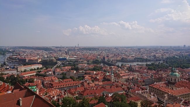 夏休みをいただいて、チェコに旅行に行って来ました。<br />行き先にチェコを選んだ理由は、<br />①英語は苦手ので、英語圏ではないところ<br />②一人旅は初めてで、ツアーでもないので、見所がある程度１つの都市に集中しているところ<br />で検討しました。<br />あとは、ミュシャが好きで、プラハ城・聖ヴィート大聖堂のステンドグラスや市民会館のお部屋など、日本には持ってこられなさそうな物は現地に見に行くしかないなぁ、と思ったのが決め手です。<br /><br />はじめての一人旅ということで、テーマは「ご安全に！！」<br />旅行記の投稿も初めてなので、見づらかったり拙かったりな箇所もあると思いますが、思い出につらつら書いていきたいと思います(*^^*) <br /><br />【日程】<br />8/22ターキッシュエアラインズ：TK053<br />21:25 発	東京 (成田国際空港)<br />03:35 着	イスタンブール(アタチュルク国際空港)<br /><br />8/23ターキッシュエアラインズ：TK1767<br />07:05 発	イスタンブール (アタチュルク国際空港)<br />08:45 着	プラハ(ヴァーツラフ・ハヴェル・プラハ国際空港)<br /><br />8/23～27 プラハ ホテル オペラ<br /><br />8/27 ターキッシュエアラインズ：TK1770 <br />19:20 発	プラハ (ヴァーツラフ・ハヴェル・プラハ国際空港)<br />22:55 着	イスタンブール(アタチュルク国際空港)<br /><br />8/28ターキッシュエアラインズ：TK052<br />01:40 発	イスタンブール (アタチュルク国際空港)<br />19:10 着	東京(成田国際空港)<br /><br />②はプラハ１日目です(*^^*)