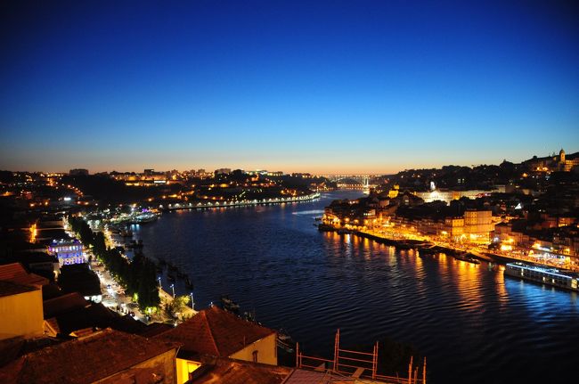 ずっと行ってみたかったポルトガル！<br />夏休みに思い切って行ってみました。<br />どこに行っても住んでみたらどうだろう？<br />と考える私ですが、ポルトガル住みたい！<br />と思ってしまうほど気に入りました。<br /><br />旅の5日目（8/19）。<br />ポルトガルの旅ではいくつかの町を<br />回りましたが、一番気に入ったのはポルト。<br />とにかく夜まで歩き回りました。<br /><br />ドウロ川を沿いを歩いたり<br />ドウロ川にかかるドン・ルイス1世橋を渡り<br />対岸のヴィラ・ノヴァ・デ・ガイアに行ったり<br />路地裏のレストランで食事をしたり…<br />素敵な夜でした。<br /><br />