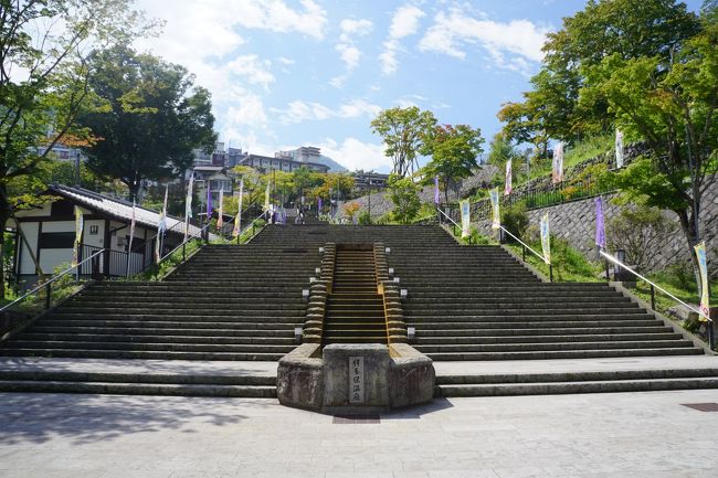 群馬県は温泉大国ですが、その代表格は草津温泉。そして、それに続くのが三大温泉とか四大温泉とかになりまして、三大温泉は、草津、四万、伊香保。四大温泉になると、そこに水上が入ります。<br /><br />湯の量と熱さで名高い草津の湯に対し、万病に効果があるとされる泉質が特徴の四万温泉。伊香保は石段街の楽しさで勝負するという構図なんですが、私の感覚では伊香保の湯もなかなか好印象。前回、長湯して、すっかり元気になったのが今でもはっきりとした記憶になっています。<br /><br />さて、伊香保温泉のメインストリートである石段街。その石段は、国道脇から始まって、頂上の伊香保神社まで、365段というのですが、両脇には、旅館や食堂や大正時代のような年代もののおみやげ物屋さん。それから、射的の遊戯場もあります。この石段をぷらぷらするのが、伊香保温泉の手始めでしょう。公衆浴場は石段の湯400円です。石段のはるか向こうには、群馬の山々。谷川岳も見えました。<br /><br />後半の榛名神社は、赤城山や妙義山と並んで上毛三山の一つとされる榛名山の神を祀る神社。ざっくり言えば、山岳信仰の神社ですね。バス停からの門前町には蕎麦屋とか、それなりに賑わって。随身門を入ると、三重塔、双龍門、本殿と渓谷の脇をかなりの距離の参道が続き、途中には奇岩も数々。ただ、やはり、その筆頭は本殿の背後に天を突くようにそびえる御姿岩でしょうか。先端の方は人の首のような形をしていて、どうかすると本殿の上にころんと落ちてきそう。緊張感があります。エンターテイメントの要素もけっこうあって、富岡製糸場の建物が指定される前までは国宝がなかった群馬県ですが、それを補って余りある神社だと思います。