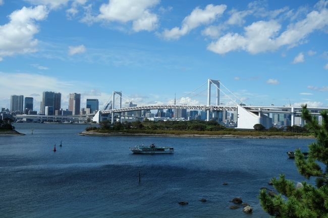 前々から近くで見たいと思ってた東京ゲートブリッジを海から見られる上に、クルーズ船でも無いのにレインボーブリッジを潜り、尚且つ2つの観光地で遊べて、往復割引運賃になると言う、正にPHO向きな交通網を見つけました。その名も東京水辺ライン、東京都公園協会が運営する水上バスです。<br />PHOは子供の頃に父と浅草～浜離宮を行き来したのをず～っと覚えてました。その後隅田川の汚れが酷くなり廃止されはしたものの、花火と共に復活。最近は外国人観光客にも人気です。ただ今回は、ちょっと趣きの違う海上バスです。なので前日の土曜日は風が強くて欠航でした。<br /><br />久々のお台場訪問となりましたが、ゆりかもめは高いので都バスで行くつもりで居たら、以前乗ってた虹01、ビッグサイト～浜松町駅の路線が廃止されたらしく(品川駅港南口からに変更)、危うく余計な交通費を使う羽目になるところでした