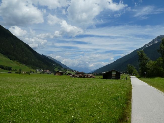 ７/9　今日も天気はよさそう。バスの終点　Neustift.I.St.MutterbergalmからTop of Tyrolへ。そのあとNeustift.Stの、村歩き、Nederまでぶらぶらと～散歩しました。(表紙はNederへの遊歩道）<br /><br />(旅程）<br />７月４日（水）関空～ミュンヘン空港<br />７月５日（木）ミュンヘン空港～インスブルック経由～フルプメス泊<br />７月６日（金）雨のためインスブルック街歩き　　フルプメス泊　<br />７月７日（土）SerlesbahnでKoppeneck、Maria　Waldrast、　　　　　　　　　　　　     Elfer頂上へ、Grawa滝　フルプメス泊<br />７月８日（日）Schlick 2000　途中駅Fronebenまでハイキング　　　　　　　　　　　　　　　　　　　　　　　　　　　　  フルプメス泊<br />７月９日（月）Top of Tyrol、Neustift im.Stubaital 、Neder、 Mieders　 　　　　　　散策　　　　　　フルプメス泊<br />７月１０日（火）Mutters、 Obernberger Seeへ　 フルプメス泊<br />７月１１日（水）フルプメス～インスブルック経由　ミュンヘン中央駅　<br />                                                            　 　　ミュンヘン泊<br />７月１２日（木）ミュンヘン街歩き　　ミュンヘン空港～<br />７月１３日（金）関西空港へ　帰宅<br />
