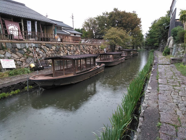 会社が地震の影響で休みとなり、今週の出勤もまだ未確定。<br />その分どこかの土曜日で振替になる為、今のうちに日帰りで出掛けることに。<br /><br />当日まで、大津南部エリアや大津北部エリアと悩んだあげく、雨でもゆっくり散策を楽しめる近江八幡エリアへ。<br /><br />友人と４時に愛知県内で合流し、国道４２１号を使って永源寺を通り、滋賀へ。<br />予定より早く、２時間で滋賀に着いたので、予定になかった「太郎坊宮」へ行き、開館前の「安土城址」の外周を見て、西の湖や水郷の土地を１周し、山道を上って長命寺へ。<br />その後、近江八幡の街に入り、徒歩で街中を観光、船に乗って八幡堀巡りをし、ホテルで日帰り入浴。<br /><br />近江八幡を１４時には出発し、行きと同じルートで夕方１７時頃愛知県内で解散。<br />月曜日は施設の大半が休みで、行程作りに悩んだけど十分楽しめ、いい旅でした。