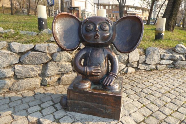 今年のGW恒例旅は…極東ロシア<br />唯一の目的はベリア鉄道に乗る!ただそれだけ。<br />それ以外は前日の晩に決める、そんなのんびり旅でした。<br />関空から成田経由でなので乗り継ぎ時間が…ですが近くて遠い国ロシアも興味深い国の一つでした。<br /><br />0428 1日目 伊丹→成田→ウラジオストック(S7航空)<br />0429 2日目 街歩き ウラジオストック→ハバロフスク(シベリア鉄道)<br />0430 3日目 街歩きと遊覧船<br />0501 4日目 博物館とチェブラーシカ<br />0502 5日目 ハバロフスク→ウラジオストック(エアロフロート)<br />0503 6日目 嵐の街歩き<br />0504 7日目 プリモルスキー水族館<br />0504 8日目 ウラジオストック→成田→伊丹(S7航空)<br /><br />3日目は郷土博物館とディナモ公園へチェブラーシカを探しに行きます