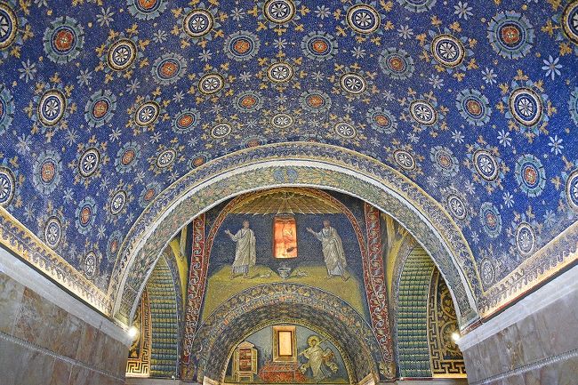 第10回目は、８日目午前のラヴェンナ郊外にあるサンタ・ポッリナーレ・クラッセ聖堂の見物に引き続き、世界遺産「ラヴェンナの初期キリスト教建築群」のモザイク画で有名な聖堂・礼拝堂等下記の５個所を訪れた模様となる。これで、【世】ラヴェンナの構成資産はすべて訪れたことになる。<br /><br />・サンタポッリナーレ・ヌオーヴァ聖堂<br />・アリアーニ洗礼堂<br />・ガッラ・プラチーディアの廟<br />・サン・ヴィターレ聖堂<br />・テオドリック王の廟<br /><br />今年の春～夏の旅行シーズンは、ひとりでミラノからローマの間に点在するイタリアの世界遺産18個所巡りをすることになった。その動機と旅行の決定までの経緯は、このシリーズ１回目の下記旅日記をご覧ください。<br /><br />https://4travel.jp/travelogue/11378140?lid=notice_vote_travelog<br /><br />出発前に組んだ計画は下記のようなものであり、結果的には行程や宿泊場所の変更はなく、ほぼ計画通りの旅を終えることが出来た。ただ、計画には敢えて書いていないが移動後のホテルには比較的夕方早くに到着しているので、一年で一番日が長い時期でもあり、暗くなるまでの数時間を活用してそれぞれの街の見物を行うことが出来ている。<br /><br />・１日目：夜成田発、機内泊<br />・２日目：朝ミラノ着、【世】モデナ見物、モデナ泊<br />・３日目：【世】マントヴァ見物、ヴェローナ泊<br />・４日目：【世】ヴェローナ見物、【世】ブレシア見物、ヴェローナ泊<br />・５日目：【世】ヴィチェンツァ見物、パドヴァ泊<br />・６日目：【世】パドヴァ見物、フェラーラ泊<br />・７日目：【世】フェラーラ見物、ラヴェンナ泊 <br />・８日目：【世】ラヴェンナ見物、ラヴェンナ泊 ←  今回はココ<br />・９日目：ラヴェンナ‐リミニ移動、リミニ泊<br />・10日目：【世】サンマリノ見物、リミニ泊<br />・11日目：【世】ウルビーノ見物、リミニ泊<br />・12日目：ボローニャ見物、フィレンツェ泊<br />・13日目：【世】ピサ見物、【世】フィレンツェ見物、フィレンツェ泊<br />・14日目：日帰りバスツアーで【世】アッシジ見物、ペルージャ見物、フィレンツェ泊<br />・15日目：日帰りバスツアーで【世】ピエンツァと【世】オルチャ渓谷見物、フィレンツェ泊<br />・16日目：日帰りバスツアーで【世】チンクエテッレ見物、フィレンツェ泊<br />・17日目：日帰りバスツアーで【世】サンジミニャーノと【世】シエナ見物、フィレンツェ泊<br />・18日目：【世】フィレンツェ見物、ミラノ泊<br />・19日目：コモ湖見物、ミラノ泊<br />・20日目：パヴィア修道院見物、夕方ミラノ発、機内泊<br />・21日目：夕方成田着