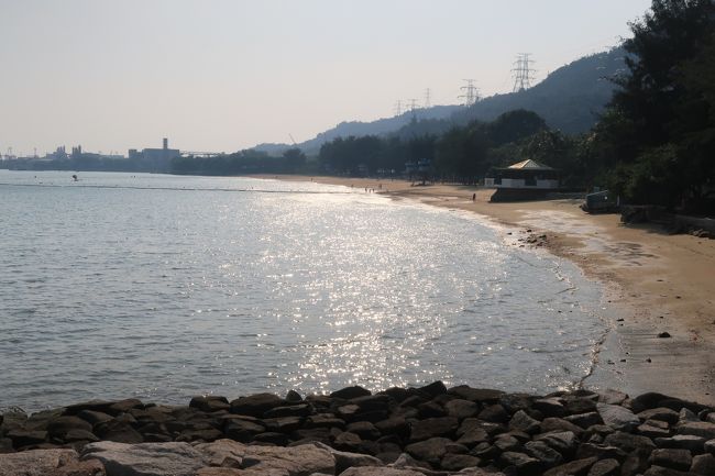 本日の娘とのお散歩、行き先は屯門。<br />海が見たいし、月餅も取りにいかないと<br />いけないし…で月餅の交換場所を<br />調べたら、蝴蝶灣に近いところに<br />交換場所があったので、荃灣から<br />バスに乗って屯門碼頭へ。<br /><br />翠華餐廳でおやつのパンを買って、<br />海を見ながら食べて、海沿いを散歩。<br />海の風に吹かれて、娘も抱っこひもの中で<br />気持ちよさそうに寝ていましたZZZ<br /><br />お散歩の後は、月餅の交換期限が<br />9/15だったので月餅を取りに行きました。<br />3種類の月餅を注文していたので、<br />かなり重くて疲れました(^_^;)<br />
