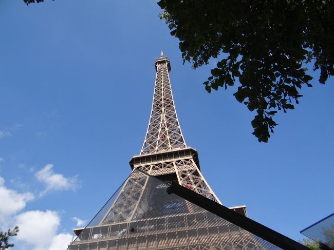 4泊6日の夫婦で行くフランス旅行だ。今回は2日目のパリ観光(1)からの続きで、凱旋門の後に、シャンゼリンゼ通りを歩き、エッフェル塔に登ってホテルに戻る。<br />