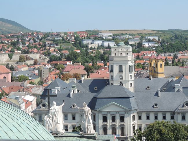ハンガリー東部の都市としてかつての司教座の中心だったエゲルを訪れた。ブダペスト東駅から２時間２０分。一面のひまわり畑等のどかな風景の中を走って着いたこの街は由緒ある教会と城が、旧い街並みを見下ろしていた。