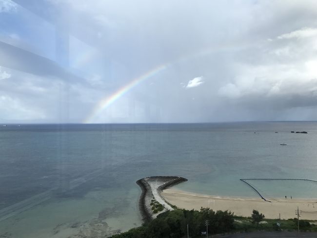 2012年夏、2014年クリスマスに続き3度目の沖縄です。<br />飛行機はJALのマイルでの特典旅行。<br />ホテルは前半2泊が残波岬ロイヤルホテル<br />後半2泊は那覇のレッドプラネットです。<br /><br />4日目に慶良間諸島（渡嘉敷島）に行く予定をしていましたが、<br />終日雨の予報だったためキャンセルし那覇観光をしました。<br /><br />毎日おいしいものを食べまくったグルメ旅になりました。<br /><br />1日目：地元空港⇒那覇　レンタカーを借りて残波岬ロイヤルへ<br />2日目：瀬底島でシュノーケリング<br />3日目：ブセナ海中公園とブセナテラス見学（ランチ）⇒那覇へ<br />4日目：波上宮、対馬丸記念館、沖縄県立博物館、美術館、牧志公設市場<br />5日目：那覇⇒地元空港