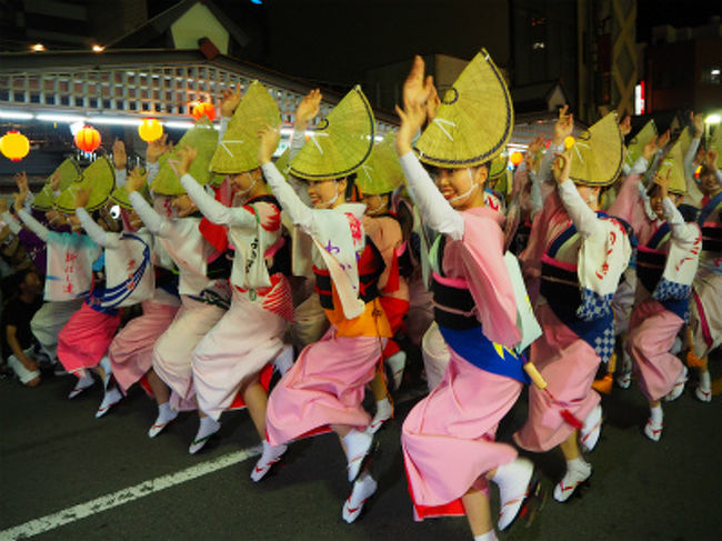 初めて見る阿波踊り。<br />無料で見れるところで見ましたが<br />十分に楽しく見ることができました。<br />2日目の総踊りは迫力満点で見ている私もみる阿呆に慣れました。<br />