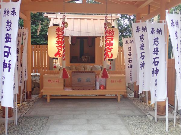 鳥羽市南部に位置する相差（おうさつ）町にある神明神社には石神さんとして親しまれている境内社があります。石神さんは女性の願いを一つ叶えてくれるパワースポットとしてとして近年人気になって訪れる人も増えている神様です。