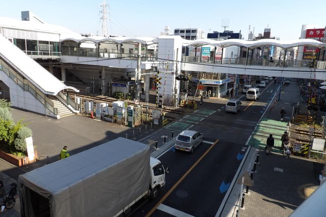 　JR鹿嶋田駅の南側には踏切がある。朝は雨だったのでペデストリアンデッキを通ったが、帰りは雨が止んでいたので踏切を通ってみることにした。踏切まで行くと上り電車が駅に入線するので遮断器が降りた。すると直ぐに赤い自転車が遮断器の前で止まった。郵便配達員だ。最近は郵便配達はバイクで行っているものだとばかり思っていたので聞いてみた。すると団地内はバイクでの配達が禁止になっているのだという。配達員は集配所までバイクで来て、仕分けられた郵便物を自転車に載せて来たのだという。下り電車が駅に入線すると遮断器が上がった。郵便配達の自転車は踏切を渡り、新川崎三井ビルの方向へ消えていった。配達先はパークシティ新川崎なのだろう。<br />　今の時代に重量感のある武骨な自転車。昔の時代に製造された古いもので、勿論、電動アシストなどは付いてはいない。お巡りさんや皇宮警察でも電動アシストがある自転車に乗っているのに、荷物を運ぶ郵便局員の自転車にはそれが付いてはいないのだ。<br />　また、最近、宅急便が値上げされ、値上げ時期が遅れた郵便局に荷が集中し、ゆうパックの配達員は非常に忙しかったという。また、昨今の人手不足から、総務省では土日の郵便物の配達を止められないか検討中とも伝えられている。<br />　それなのに、大きな団地内では騒音や排気ガスが出るバイクが禁止されているのだ。新聞配達や出前、宅配ピサの類も同じであろう。出前や宅配ピサの類なら自転車では大変だからと断ることもできるかもしれないが、郵便物は郵便法があって配達を拒否したら大変な社会問題となる。しかし、元々は自転車で郵便物を配達していたものを、配達員の労働を考えてバイクになった経緯がある。それをまた、大昔のやり方しか認めない大きな団地側もエゴ過ぎはしないか？<br />　あるいは、原付バイクなどがガソリンエンジンでは無理で電動化が進んでいるという。バイクが禁止されている理由が騒音と排気ガスだけなら、郵便配達のバイクが電動化されたならば解決されることのようにも思われるのだが…。<br />　いづれにしても郵便局側（JP)の改善努力が全くのところ見えてこないことも事実だ。<br />（表紙写真はJR鹿嶋田駅の南側の踏切）