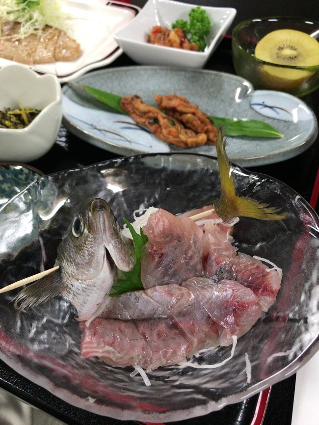 久々の新島<br />いい旅だった<br />今年の夏は遂に島には一回も行けず<br />7月から毎週末にトライするもいつも直前で、夏が終わっても週末の東海汽船は満席で<br />先週はキャンセルが出て船はゲット出来たものの、アクアスロン大会で泊まれるところ全く無し <br />その中でやっと今週タイミングバシっと決まっての久々の新島<br />遥か彼方の台風22号のウネリも届き強烈な波に巻かれた<br />そして思いもよらね帰る日の神津島行下り便が港内がウネリ接岸出来ず・・<br />まさか折り返しの東京竹芝桟橋行も欠航?!<br />明日の仕事は外せない・・・<br />参ったけど、だから楽しっ!の新島サーフトリップなり<br />