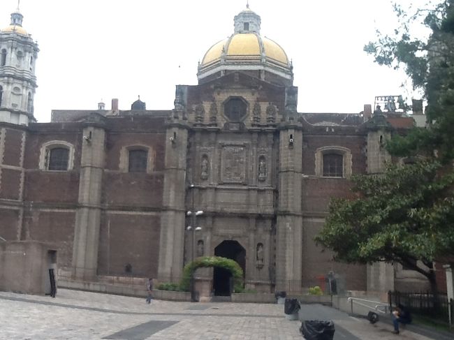 今日は、メキシコシティ市内の観光をします。<br />まずは、グアダルーペ寺院に行くことにします。<br />前回の旅行の際も訪問したのですけれど、かなり混雑をしていて、ゆっくり観光できなかったので再訪することにしたのです。<br />定番の地下鉄で最寄りの駅まで行きます。<br />有名なスポットですから、地上に出ると参道の様な感じの通路があって、一直線進むだけなのです。<br />日本の有名なお寺などを訪れる感じです。<br />道路沿いにはお土産物屋さんとか飲食店、教会の訪問に必要な物が販売されているショップなどがあるのです。<br />寺院の敷地は広大です。<br />かなりの歴史を感じさせる場所です。<br />近代的な建物から年代物の教会など、沢山の建物が並んでいます。<br />クリスチャンの多い国ですから、沢山のメキシコ人が訪問していてお祈りを捧げています。<br />今回は、ゆっくりと散策、見学することができました。<br />聖堂内は広々としていて、貴重な展示物などがあります。<br />聖堂の脇の階段をしばらく上がると、展望エリアがあって高台からセントロの景色なども見ることができて大満足でした。<br />他にも教会、公園などがあって沢山の見学ポイントがありました。<br />ゆっくりと見学するとなると、2時間くらい必要だと思います。<br />帰りは、参道沿いのお土産物屋さんなどを覗きながら散策しました。<br />大満足の散策タイムになりました。<br />これから地下鉄を利用して、別の観光スポットに向かいます。