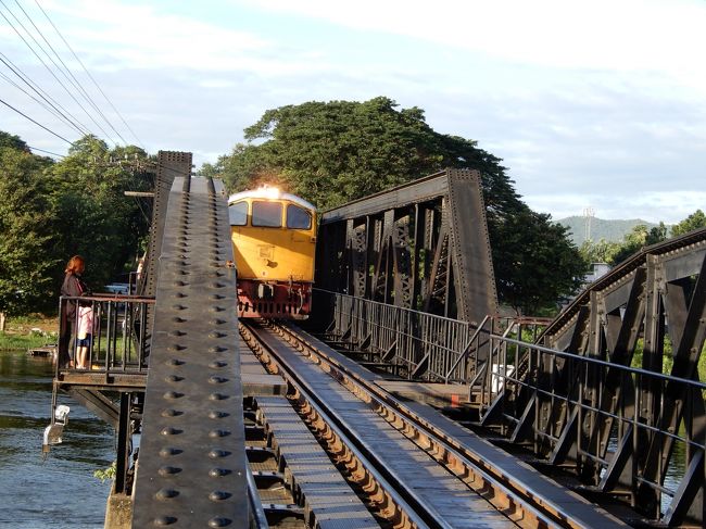 　２０１８年の夏休みは、第二次世界大戦時に旧日本軍によって造られた泰緬鉄道を追い求めてタイに行ってきました。<br />　去年夏のカンボジアの旅行を終え、さて来年はどこに行こうかと正月ごろから話していましたが、<br />私「泰緬鉄道乗りにタイは？」妻「拒否します」<br />妻「チェコとかヨーロッパは？」私「拒否します」<br />侃々諤々の議論の末、中間方面のネパール（毛色は全く違うけどタイとヨーロッパの間に位置するのは間違いない）辺りに傾き始めたところ、テレビでやっていた映画「戦場にかける橋」をお酒を飲みながら無理やり見せる。<br />妻「・・・」<br />そんな努力もあってようやく10年ぶりにタイ旅行ということに決まり、出発することとなりました。<br />　本編はタイに来て二日目、朝早くから列車が通過するクワイ川鉄橋を見に鉄橋周辺をぶらぶらしました。<br /><br />■日程<br />8/31 　羽田空港<br />9/1　　バンコク→ナムトック→カンチャナブリ<br />9/2　　カンチャナブリ