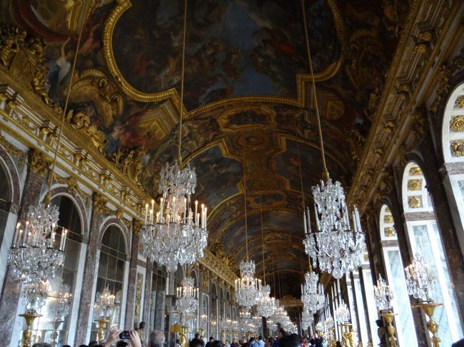 4泊6日の夫婦で行くフランス旅行だ。今回は4日目モンサンミッシェルの続きで、5日目。午前中はヴェルサイユ宮殿に行き、午後はオペラ座に行く。<br />