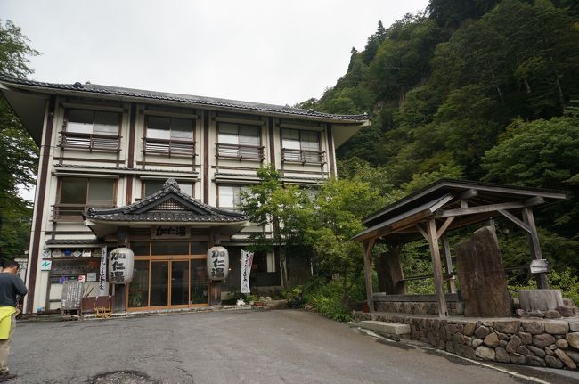 以前、鬼怒川温泉駅から川俣温泉へ向かうのバスの中で女性の会話から聞こえてきた「加仁湯」。ちょっと興味をそそられた「加仁湯」を検索してみると、私たちが向かっている川俣温泉の先にあるようで、バスの終点の女夫渕からは旅館の送迎バス、もしくは女夫渕から1時間20分歩いて行く所らしい。<br />その加仁湯に今回は予約を入れて、加仁湯から往復5時間の鬼怒沼へのハイキングを予定しました。<br />加仁湯の予約は夏の送迎プラン<br />下今市駅から(約70キロ)送迎してくれます。行きは下今市駅11:45、<br />帰りはトレッキングから旅館に戻り、温泉に入っても間に合う時間の3:30です。<br />ところが、天気予報は雨模様・・・<br />