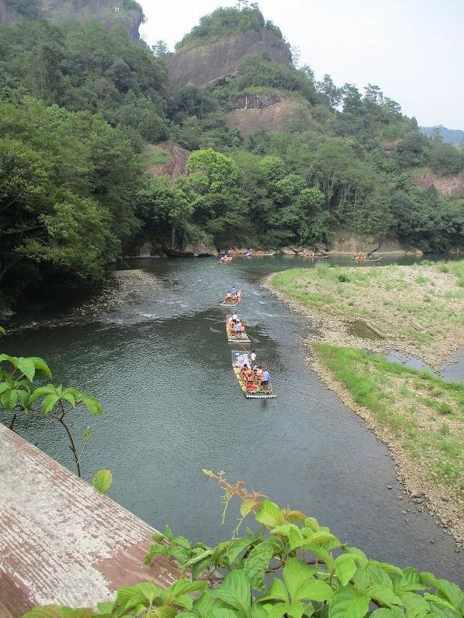 ＜旅程あらまし＞<br />・２０１８年９月５日　～　９月９日<br />・羽田→上海（浦東）→武夷山→上海→常州→上海（虹橋）→羽田<br /><br />＜旅行のテーマ＞<br />　武夷山滞在が１日のため山登りはあきらめて、<br />（１）世界自然遺産としての渓谷の自然を体感すること、<br />（２）竹の筏での九曲渓下り、<br />（３）中国有数の茶の産地での茶を楽しむ、でした。<br />　事前に「地球の歩き方」などの資料で情報を整理しておいたのも役立ちましたが、現地でガイドを頼んだので効率的に観光ができたと思います。（時間が許せば、また違った旅の楽しみ方もできそうです。）<br />　また、雨が多いと聞いていたこの地、現地到着の２日前までの天気予報ではずっと雨模様だったのに・・・、<br />蓋を開ければ前日とともに晴れだったのには何と言ってよいやら。<br />　予報でいう少雨はこちらでは「雨」に算入しない、らしいのですがほんとうによい天気でした。