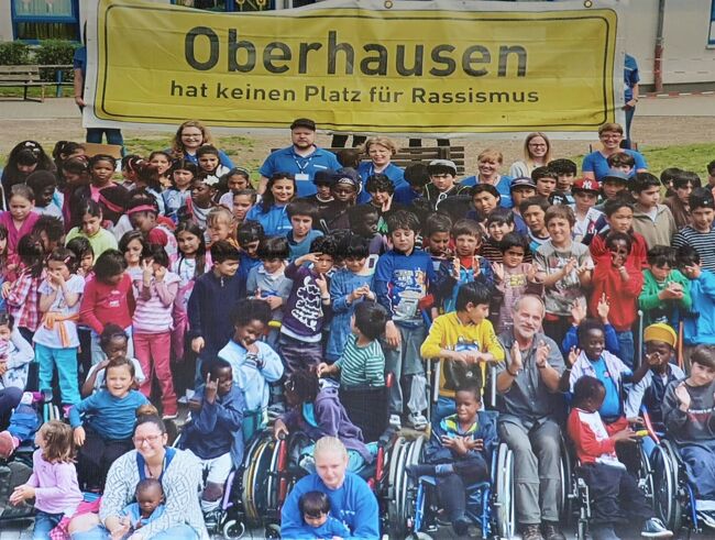 9月から再びドイツに長期滞在してます。<br /><br />---Tagesfahren 8.9.2018---<br />デュッセルドルフから日帰りでオーバーハウゼンにある「ドイツ国際平和村（Friedensdorf international）」の秋祭りドルフフェストに行ってきました。<br /><br />ドイツ国際平和村とは、世界各地の戦争や紛争で傷ついた子どもたちを引き取り、治療やリハビリをして再び母国に帰す活動を行なっている施設です。<br />1999年にウルルン滞在記の放送で聞いたことがある方も多いのではないでしょうか。<br />