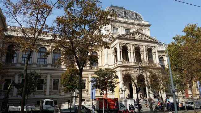 2018年10月4日(木)~16日(火)迄、ユーラシア旅行社主催「オーストリア、世界遺産巡りと湖水地方の旅 13日間」に参加しました。その一日毎の旅行記です。主な行程は以下の通りです。<br />1日目 オーストリア航空直行便にて ウィーンへ <br /> バスにてアイゼンシュタットへ<br />2日目 アイゼンシュタット市内観光 セメリンク鉄道乗車 グラーツへ<br />3日目 グラーツ市内観光 ハイリゲンブルートへ<br />4日目 ツェル・アム・ゼー アルプス山岳鉄道 フランツヨーゼフヘーエ の展望台 ツェル・アム・ゼー泊<br />5日目 ゲルロス・パス街道経由マイヤーホーフェン SL列車乗車<br /> インスブルック泊<br />6日目 インスブルック市内観光 アルプバッハ ザルツブルク2連泊<br />7日目 ザルツブルク観光<br />8日目 ザツルカンマーグート地方へ ザンクトギルゲン <br /> ハルシュタット2連泊<br />9日目 ハルシュタット観光<br />10日目 メルクへ ドナウクルーズ バスにてウィーンへ<br /> モーツアルト・コンサート ウィーン2連泊<br />11日目 ウィーン市内観光 シェーンブルン宮殿、シュテファン寺院<br />12日目 ウィーン市内にてショッピング <br /> オーストリア航空直行便にてOS51便にて帰国<br />13日目 成田着