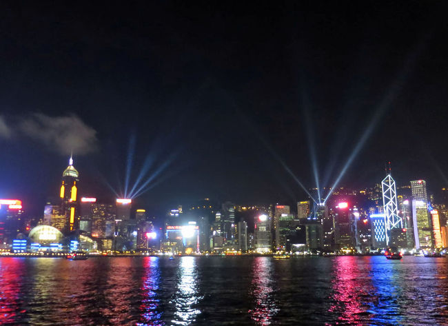 初めての香港旅行です。<br /><br />香港といえば海外旅行の定番の地、4トラの先輩方はさすがに皆さん百戦錬磨。<br />面白い旅行記がたくさんあって、雰囲気学習で色々と参考にさせていただきました。<br />初心者なりの視点の旅行記もどなたかの参考になれば…と思い投稿します。<br />知らない土地のガイドブックを見ても全然想像ができなくて予定が立てられない性格なので、ほぼ事前にやることを決めずに突入しました。<br /><br />この一連の旅行は、深セン旅行から続いています。<br />深センとの国境、羅湖から香港入りしたところからこの旅行記は始まります。<br /><br />深セン旅行記は↓こちらから。<br /><br />深センの「今」をもとめて ~初めての深セン・往路移動編~<br />https://4travel.jp/travelogue/11398019<br /><br />深センの「今」をもとめて ~初めての深セン・街歩き編~<br />https://4travel.jp/travelogue/11398023<br /><br />