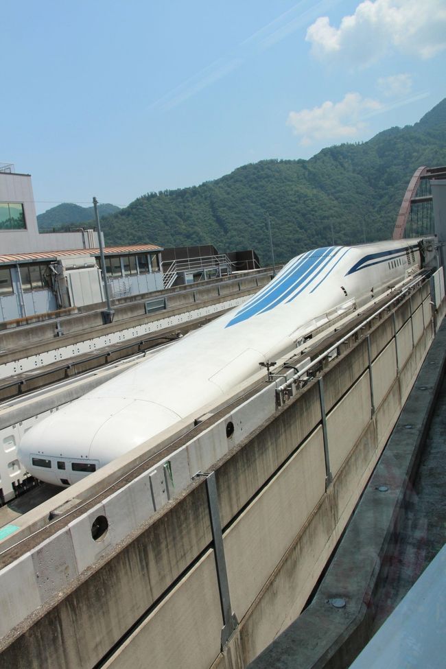 ＪＲ東海が山梨リニア実験線にて超電導リニアの走行試験を行っていますが、<br />走行試験スケジュールの一部を活用して、超電導リニアの高速走行を「体験乗車」出来るイベントを行っています。<br />年に3回ほど開かれる体験乗車、抽選制の為これまでに何度となく応募しているのですが一向に当選することが出来ず、もう当たらいじゃないかと疑心暗鬼になっていました。<br />もうかれこれ3年位連続で落選続き・・・<br />４トラでも見事当選して旅行記にアップしている方は羨ましくて！<br /><br />当選を知らせるメールが届いたときには、本当に信じられない思いでした。<br />喜び勇んで夫婦揃って体験乗車に行ってきました。<br /><br />参考（JR東海）<br />http://linear.jr-central.co.jp/<br />