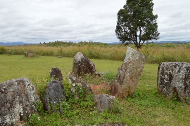 ポーンサワンは古代の石壺が並ぶジャール平原巡りのベース。小さな街ですが、飲食などには困りません。大半の観光客はバイクを借りて平原巡りをするようです。女性の就職を支援するマルベリーファームも時間があったら見学する価値は高いと思います。<br /><br />二日目はプライベートツアーに申し込みました。自然風景の中で温泉を楽しんだり、山岳民族の村を訪ねるのも目玉ですが、シエンクエン県がベトナム戦争時に信じられない規模の空爆を受けたことも知っておかなくてはいけません。400人近い避難民が命を落としたタンピウ防空壕をはじめ、至る所で爆発の跡がクレーターとして残っています。<br /><br />不発弾は今も全て撤去されておらず、たくさんの人が被弾しています。街中にはビジターセンターが2軒、被害者の子どもたちのための孤児院や学校があります。