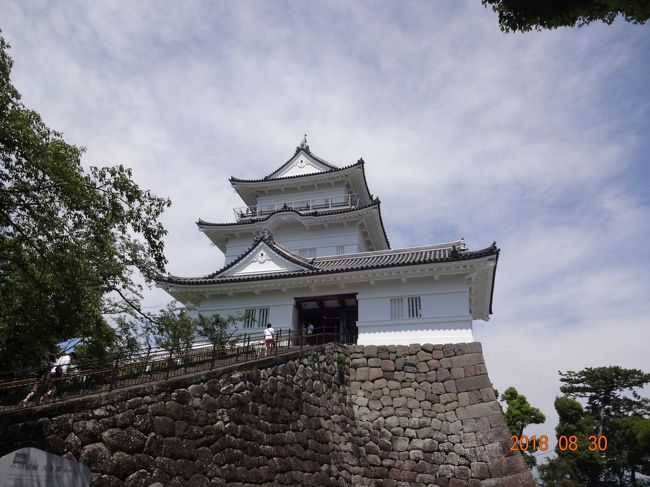 久振りの国内旅行、箱根湯本温泉の静寂の山の中の温泉を楽しみました。<br /><br />２日目は、箱根山を太平洋側に山を下りまして小田原市に向かいます。<br /><br />御殿場のアウトレットに寄りました。日本最大級のアウトレットで<br /><br />沢山の人で混んでいました。<br /><br />とらや工房では、ぜんざいを食べて森林の中でのお茶<br /><br />を満喫し小田原城に到着いたしました。<br /><br /><br />＊写真＆コメント　by  娘、hama.<br /><br />　<br /><br />