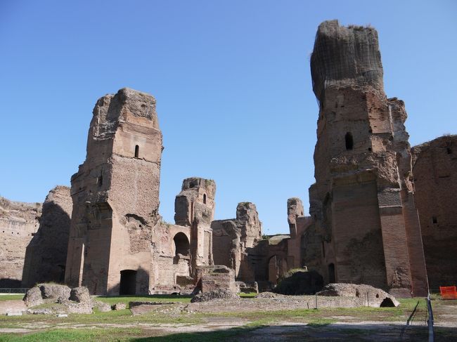 2018年もまたイタリアを旅してきました。去年、一昨年とついに3年連続になってしまいました。イタリアが似合うような明るい人間ではないので、自分でも不思議なくらいです。今回の旅では昨年以上に南下して、ナポリとその周辺の観光をメインにした行程を組みました。<br /><br /><br />【日程】<br /><br /> 9月4日(火):成田→ローマ<br />☆9月5日(水):ローマ(カラカラ浴場)<br /> 9月6日(木):ナポリ(国立考古学博物館)<br /> 9月7日(金):ナポリ(国立カポディモンテ美術館)<br /> 9月8日(土):カゼルタ<br /> 9月9日(日):ナポリ(国立サンマルティーノ美術館、王宮)<br /> 9月10日(月):エルコラーノ<br />☆9月11日(火):ローマ(サンピエトロ広場)<br /> 9月12日(水):ローマ(パンテオン周辺散策)<br /> 9月13日(木):ローマ→成田<br /> 9月14日(金):成田<br /><br />ローマ編①ではローマ観光初日に訪れたカラカラ浴場とナポリからローマに戻ったあとに訪れたサンピエトロ広場を中心に振り返ります。