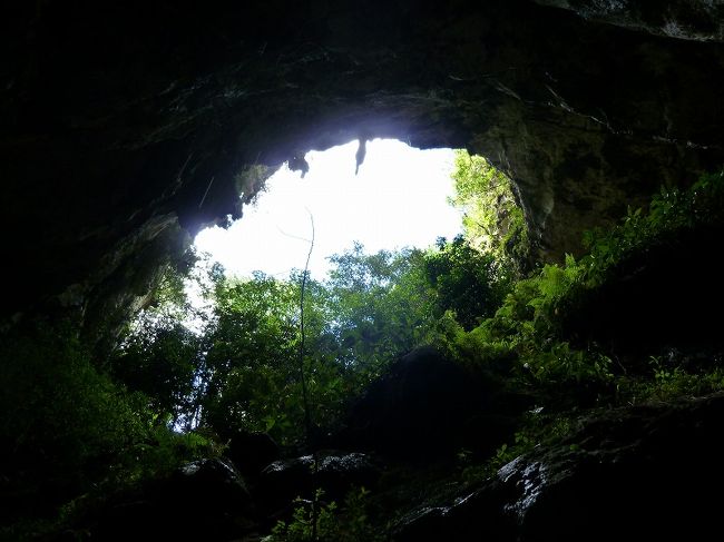 ルソン島3日目　サガダの洞窟探検です。<br /><br />最初に言っておきますが、とても危険な場所ですので装備が大事です。<br />暗くて下が見えない穴の中を歩きます。<br />滑って落ちたら２０－３０ｍ墜落しますので、死ねる場所が何か所もあります。<br />洞窟内なので、もれなくすべりやすい岩です。<br />モンベルの登山靴であってもマジで滑ります。<br /><br />荷物は極限まで少な目、両手には軍手、靴は最低でも登山靴で滑りにくい靴が絶対に必要です。<br /><br />（ただしガイドさんは素足とビーチサンダルです）