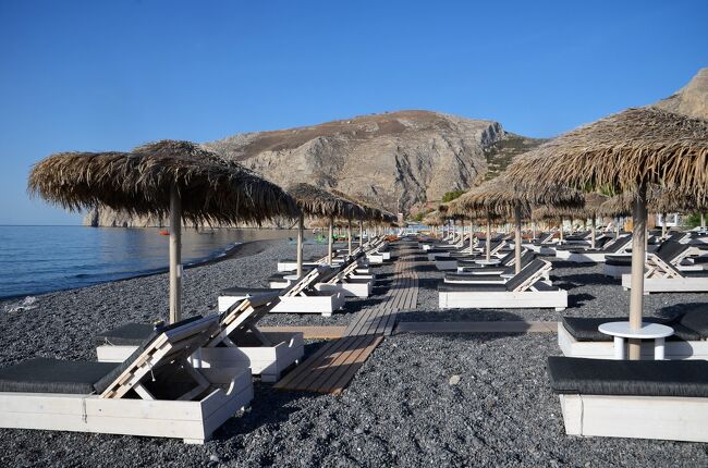 カマリ・ビーチから古代ティラ入口までを編集しました。<br />サントリーニ島のビーチはどこも砂ではなく小石で、色も白ではなく黒です。<br />