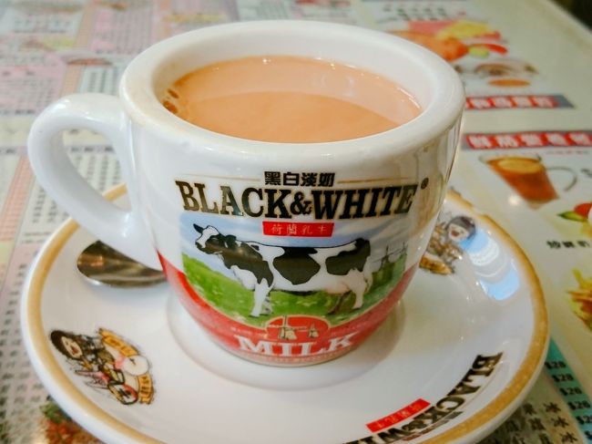 今日はお天気が良かったので<br />午後娘と一緒にお散歩へ。<br /><br />昨日食べられなかったエッグタルトか<br />チーズタルトを食べに紅茶冰室まで<br />行こうと思いましたが、<br />だいぶ手前で娘が寝てしまったので<br />九龍餐室に行先変更!!<br /><br />今までパンをテイクアウトするだけで<br />お店に入ったことがなかったので<br />今回初めて入店しました。<br />この時間帯、平日だと空いていますが<br />台風の影響で昨日と今日は休校だった<br />ためか、家族連れが多くほぼ満席。<br />たまたま空いた席があり<br />無事に座れました^^<br /><br />パンが食べたかったので<br />下午茶メニューからパイナップルパン、<br />と思ったのですが、そっちはいつも<br />食べているので、今回はメキシコパン。<br />飲み物は熱いミルクティーにしました。<br />(冷たいのだと甘いため)<br /><br />食べている途中で娘が起きたので<br />最後の方食べにくかったですが、<br />濃いめのミルクティーと甘さ控えめ<br />のメキシコパン、絶妙に合いました。<br />窓際に座っていたのですが<br />娘が起きたのを見た店員のおばちゃんが<br />さりげなく窓の日よけを下げてくれて<br />娘に話しかけてくれたのも素敵な<br />サービスで、うれしかったです。