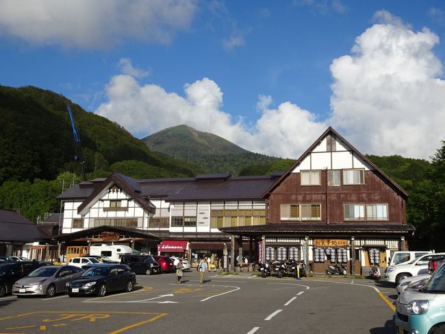 9月最初の3連休はどこかに登山に行くつもりでしたが、本州は概ね天気予報が芳しくなく、北海道と東北北部のみ好天が見込めそう。土曜日の天気が比較的良さそうでしたが、広い北海道では到着日に登山をするのが難しいので青森inとし、地震の影響で新千歳発の特典航空券を予約できたので青森→北海道の行程となりました。<br /><br />青森では、日本百名山に選定されている八甲田山(標高1584m)と岩木山(標高1625m)に登ってみました。<br /><br /><1・2日目の旅程><br />【1日目(9/15土)】<br /> 名古屋小牧7:35→青森8:55(FDA361)<br /> 青森空港9:15→9:50青森駅9:55→酸ヶ湯温泉11:23(JRバス東北)<br /> 酸ヶ湯温泉11:29-12:52八甲田大岳13:01-13:35赤倉岳-15:11酸ヶ湯温泉(登山)<br /> 酸ヶ湯温泉16:38→新青森駅17:44(JRバス東北)<br /> 新青森18:31→弘前19:08(JR)<br /> 弘前泊<br />【2日目(9/16日)】<br /> 弘前バスターミナル7:10→8:01岳温泉8:20→八合目8:50(弘南バス)<br /> 八合目8:52-9:29岩木山9:41-10:40焼止り避難小屋-11:46岩木山神社(登山)<br /> 岩木山神社前12:40→弘前駅前13:25(弘南バス)<br /> 弘前13:30→13:59黒石14:50→弘前15:19(弘南鉄道弘南線)<br /> 弘前15:31→16:12新青森16:45→16:51新函館北斗18:11→19:18長万部20:00→比羅夫21:27(JR)<br /> 比羅夫泊<br /><br />北海道編<br />https://4travel.jp/travelogue/11403457<br /><br /><日本百名山登山記録><br />https://4travel.jp/travelogue/11346539