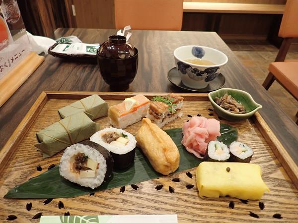 秋の奈良（１１）東向商店街と柿の葉寿司の老舗店