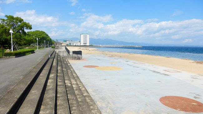 ９月前半の３連休の日月（祝日）利用で、余りお金を掛けない１泊２日旅行を考えていました。<br /><br />候補地として、下関、長崎、大分、別府のホテルを色々検討していたのですが、出発４日前になって、別府駅前のビジネスホテルに急に空室が出たので、別府に行く事に決めましたが、ＪＲ九州のネット予約で、早特３に空席があったのも決め手になりました。<br /><br />今回の、日程・行程は下記の通りです。<br /><br />９月１６日（日）<br /><br />博多　９：５７－特急ソニック１３号ー別府　１１：５０<br /><br />・北浜公園<br />・別府スパビーチ<br />・的ケ浜公園<br />・別府タワー（昼＆夜）<br /><br />別府タワーサイト：http://bepputower.co.jp/<br /><br />・別府駅（東口）の裏路地散策（昼＆夜）<br /><br /><br />ホテルシーウェーブ別府　泊<br /><br />シングルルームＢ（デラックス：１７平米）朝食付き　７，９００円（楽天トラベルで予約）<br /><br />ホテル公式ＨＰ：http://www.beppuonsen.com/<br /><br /><br />９月１７日（月：祝）<br /><br />・別府グローバルタワー<br /><br />グローバルタワーサイト：http://www.b-conplaza.jp/global_tower/index.htm<br /><br />別府　１２：１８－特急ソニック２８号－博多　１４：２８<br /><br />本当は、もう少し遅い特急にしたかったのですが、これ以降は好きな窓側に空席がなかった為、このソニック２８号を利用しました。<br /><br /><br />ホテルに荷物を預けた後、別府駅前～別府タワーに向かって散策した時の様子です。